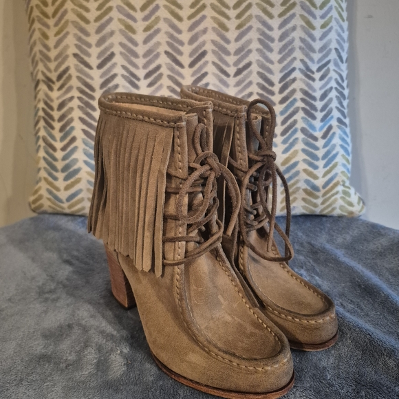 Frye Parker Grey Suede Fringed Ankle Boots Booties Women's size 6M - Picture 1 of 4